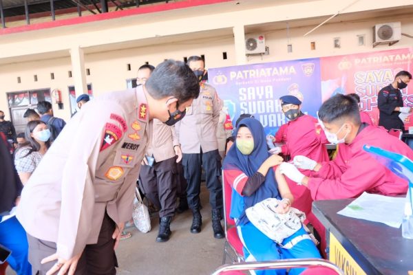 kapolda sulsel tinjau vaksinasi massal dan bakti sosial alumni akpol angkatan 1995 27069