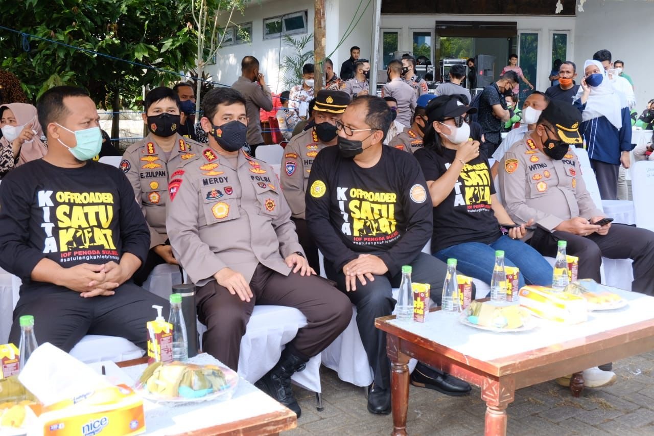 kapolda sulsel tinjau vaksinasi massal hasil kolaborasi pengda iof dan polda sulsel 27062
