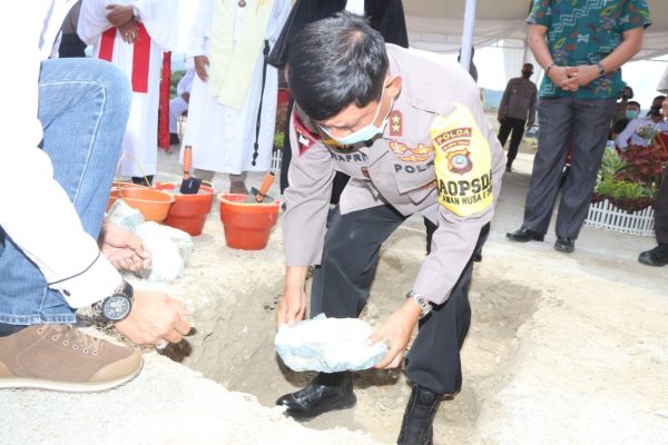 kapolda sulteng letakkan batu pertama pembangunan gereja 36465