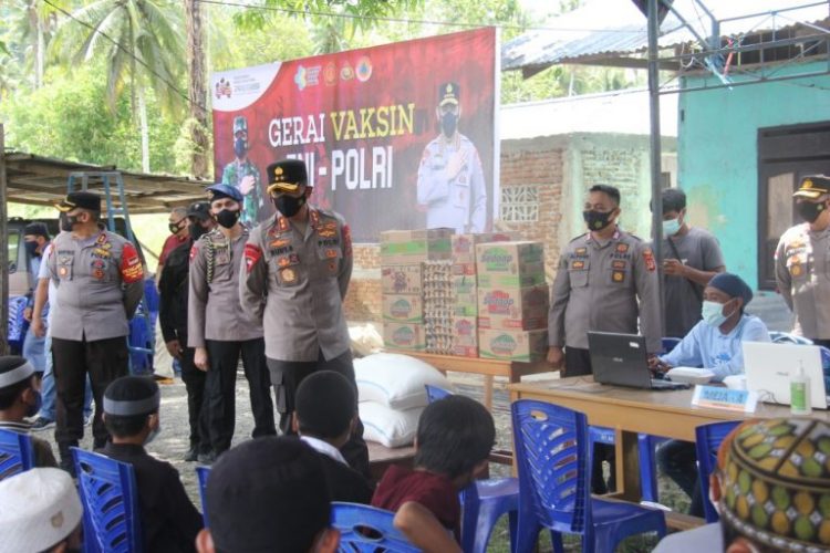 kapolda sulteng tinjau langsung pelaksanaan vaksinasi di ponpes al munshuroh poso 24959