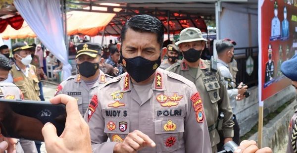 kapolda sulteng tinjau vaksinasi di poso 23330