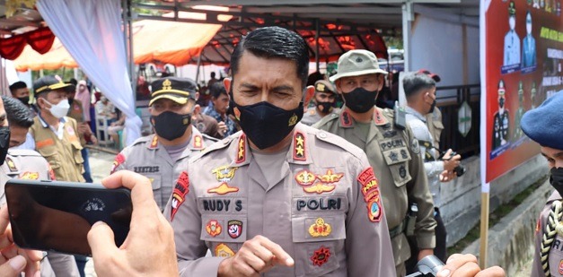 kapolda sulteng tinjau vaksinasi di poso 23330
