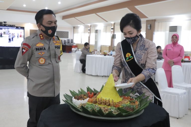 kapolda sulut apresiasi polwan berprestasi 11458