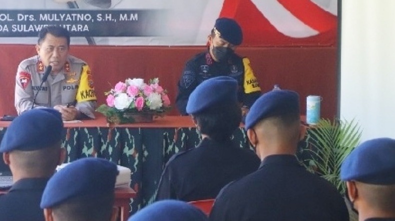 kapolda sulut bekali wawasan kebangsaan kepada personel brimob polda sulut 46667