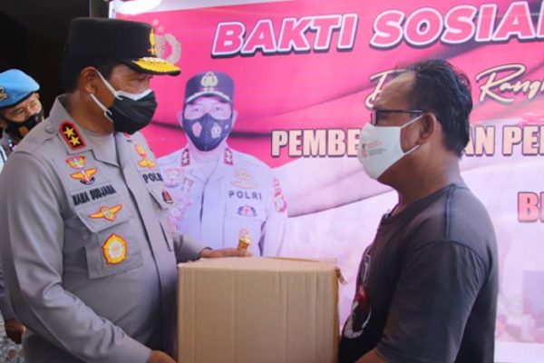 kapolda sulut berikan bantuan untuk warga di pulau bunaken dan manado tua 26751
