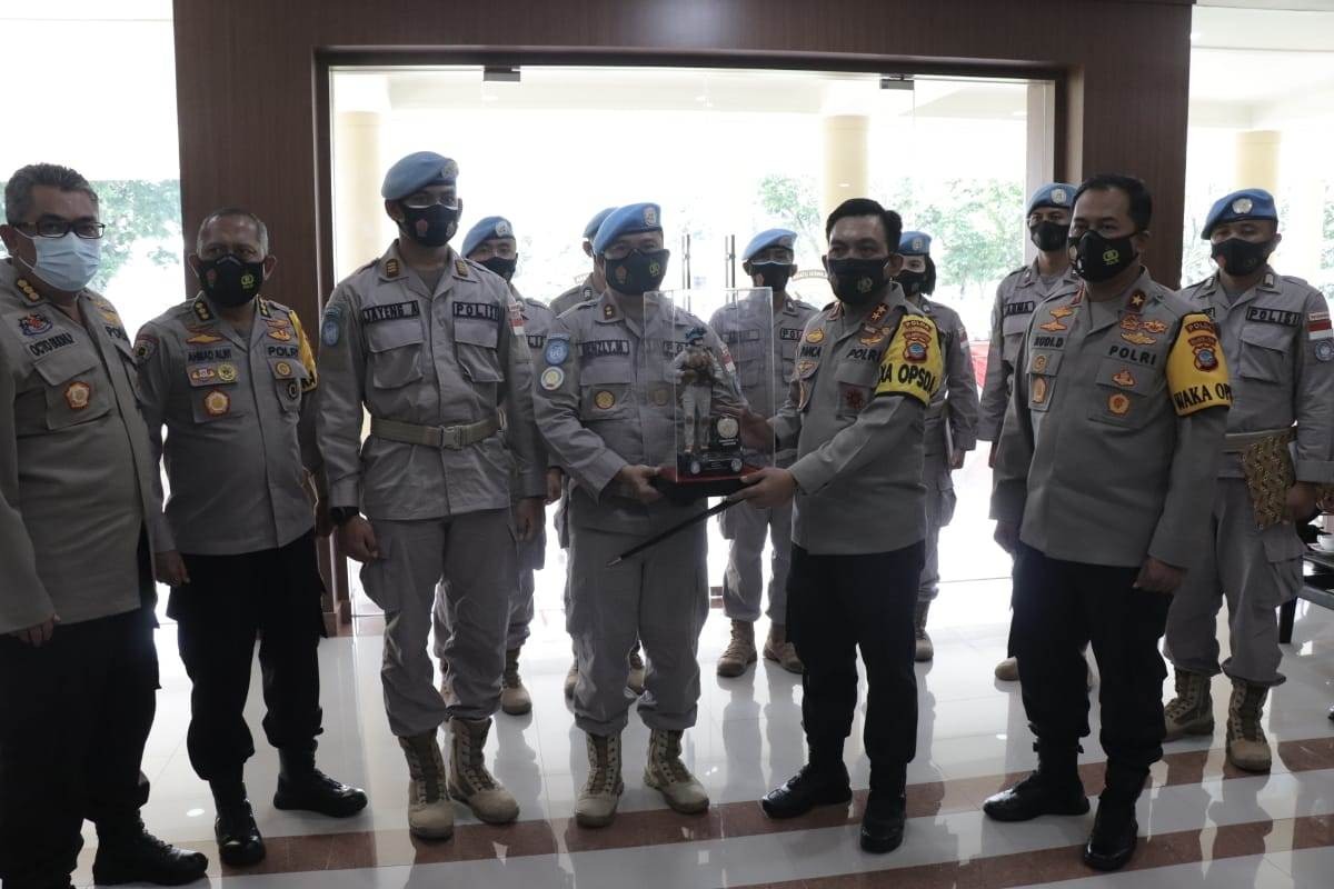 kapolda sulut berikan penghargaan pada 9 personel yang selesaikan misi perdamaian di afrika 32554