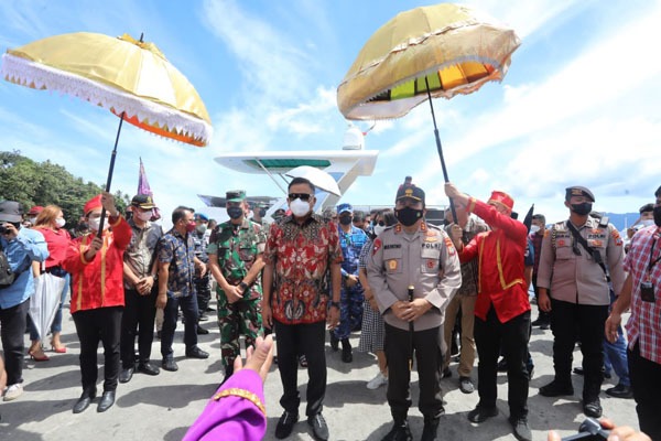 kapolda sulut bersama gubernur kunjungan kerja ke sitaro tinjau bandara dan vaksinasi 18043