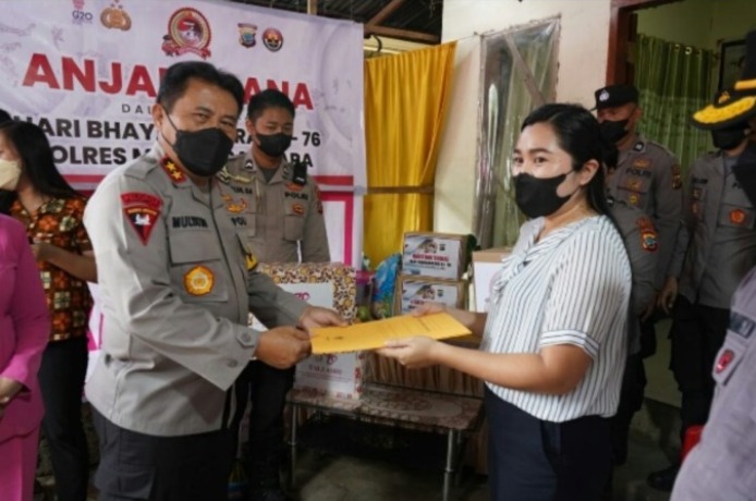 kapolda sulut jenguk anggota polri yang sedang sakit di desa laikit 47790