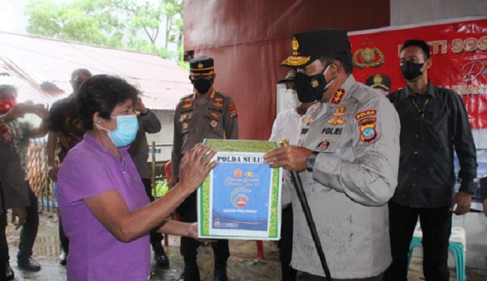 kapolda sulut serahkan langsung bantuan sosial kepada masyarakat 26408