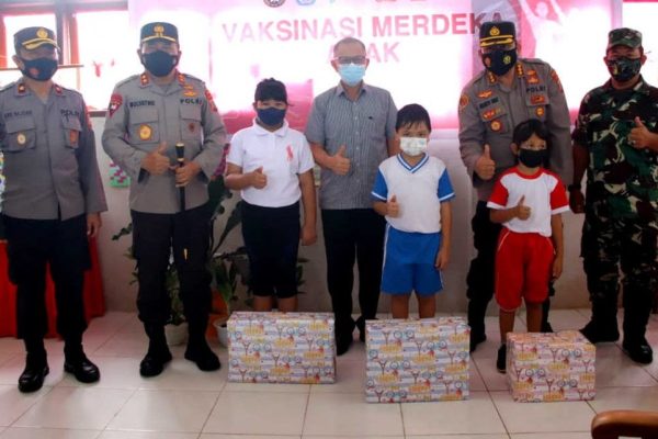 kapolda sulut tinjau pelaksanaan vaksinasi serentak di sdn 69 manado 22758