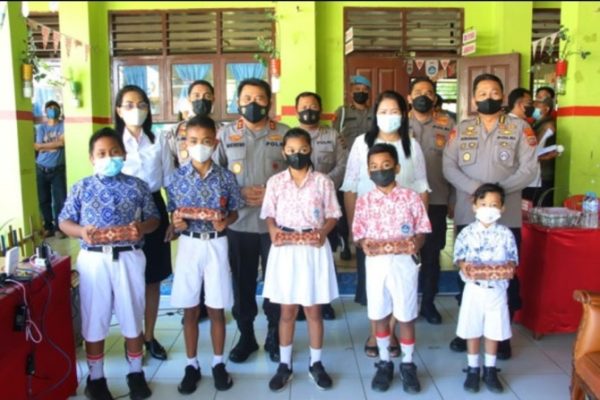 kapolda sulut tinjau vaksinasi massal di singkil manado 9974