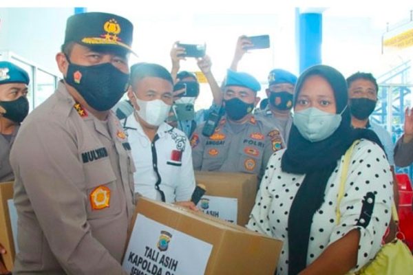 kapolda sulut tinjau vaksinasi massal serentak se indonesia di pelabuhan bidung 7637