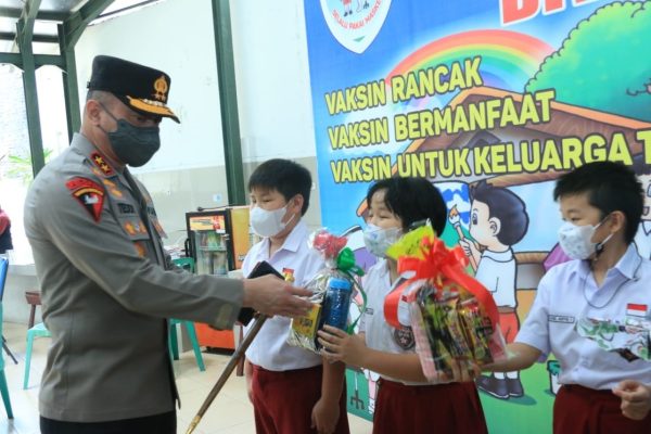 kapolda sumbar attends vaccination program at agnes padang elementary school 44925