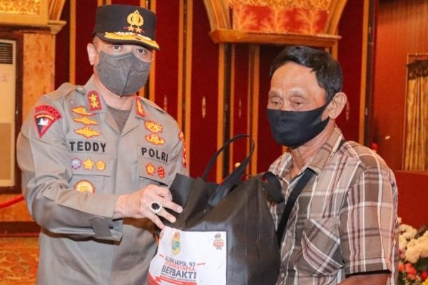 kapolda sumbar bagikan 500 paket sembako di padang 9665