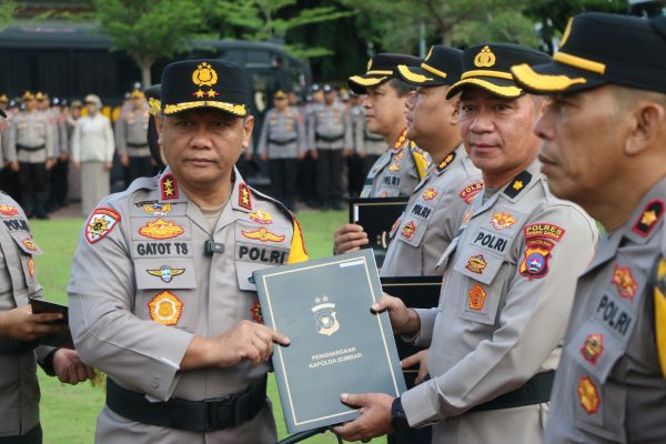 kapolda sumbar berikan pengharagaan kepada 3 polres diganjar atas dukungan program gerakan subuh berjamaah 84582