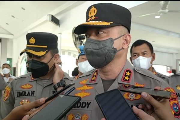 kapolda sumbar melakukan peninjauan vaksinasi anak di aula semen padang 93