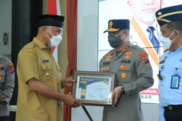 kapolda sumbar terima penghargaan dari pwi sumbar 21041