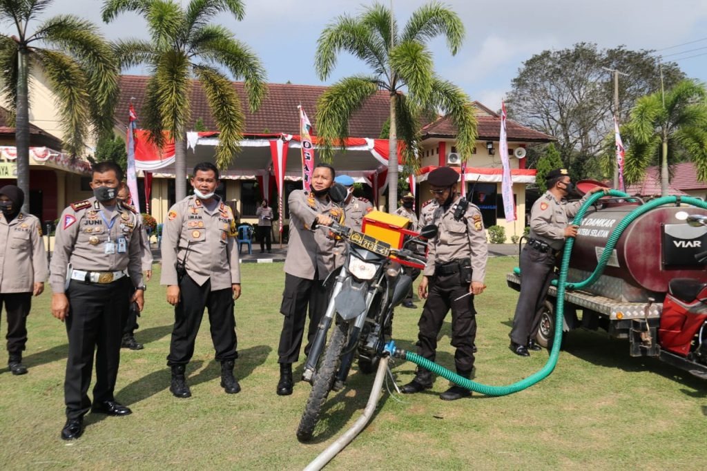 kapolda sumsel beri apresiasi personel ogan ilir yang ciptakan motor dinas jadi mesin pemadam karhutla 18348