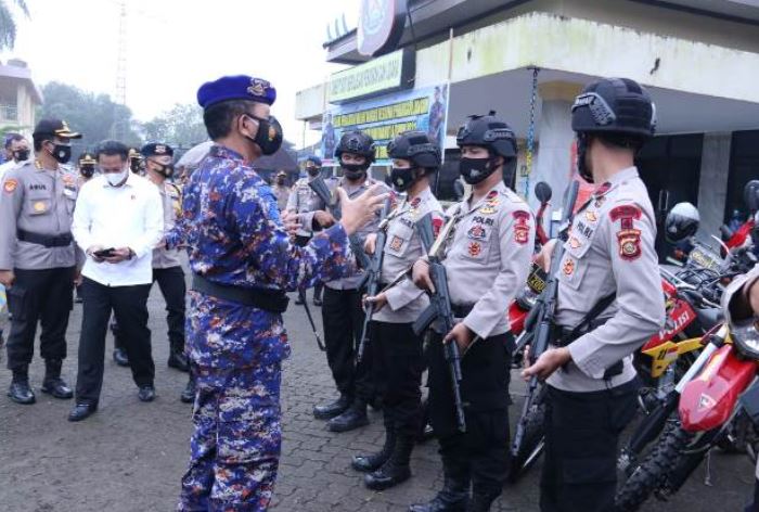 kapolda sumsel beri penghargaan pada personil dit polairud 11974