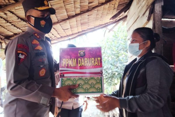 kapolda sumsel berikan bantuan pada masyarakat yang melaksanakan isolasi mandiri di sukarame 26557