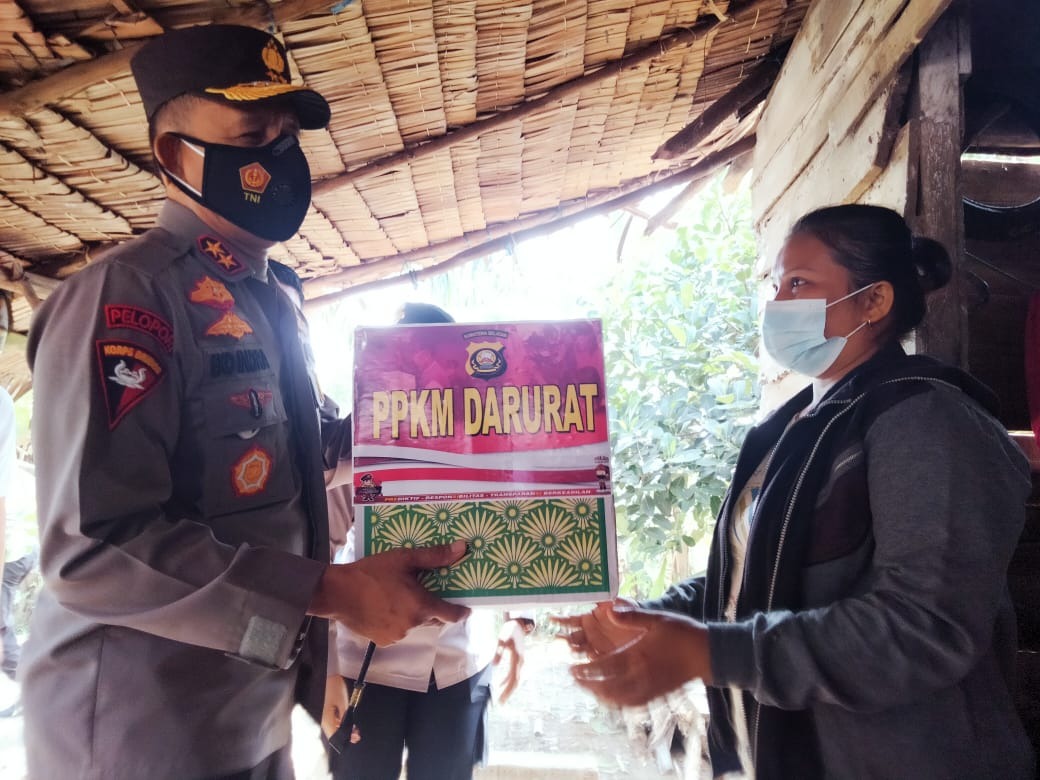 kapolda sumsel berikan bantuan pada masyarakat yang melaksanakan isolasi mandiri di sukarame 26557
