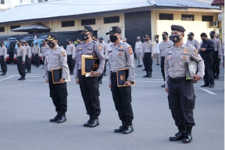 kapolda sumsel berikan penghargaan kepada 65 personil satker satwil yang berprestasi 34898