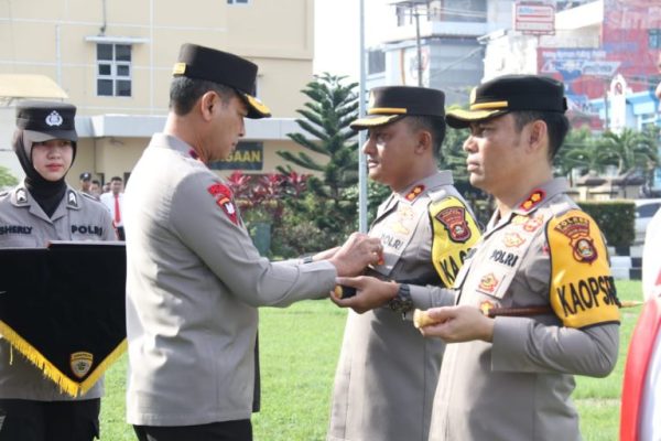 kapolda sumsel berikan penghargaan kepada personel yang berprestasi 72115
