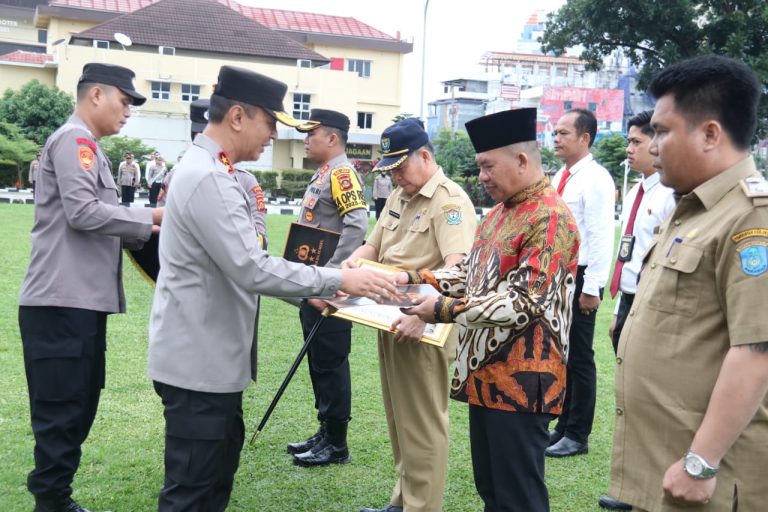 kapolda sumsel berikan penghargaan kepada personil yang berprestasi 70949