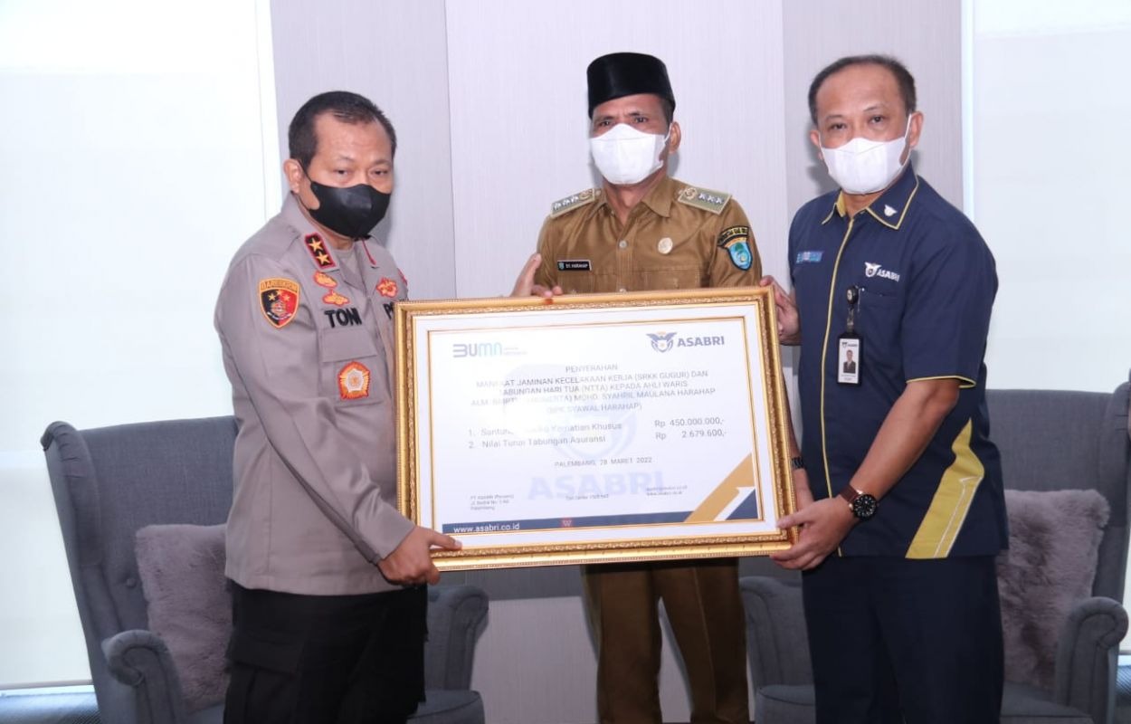 kapolda sumsel berikan santunan ke keluarga briptu anumerta mohd syahril maulana harahap 45369