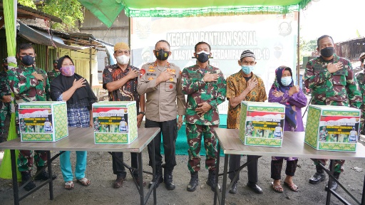 kapolda sumsel bersama pangdam ii swj distribusikan bansos ke masyarakat terdampak covid 19 26540