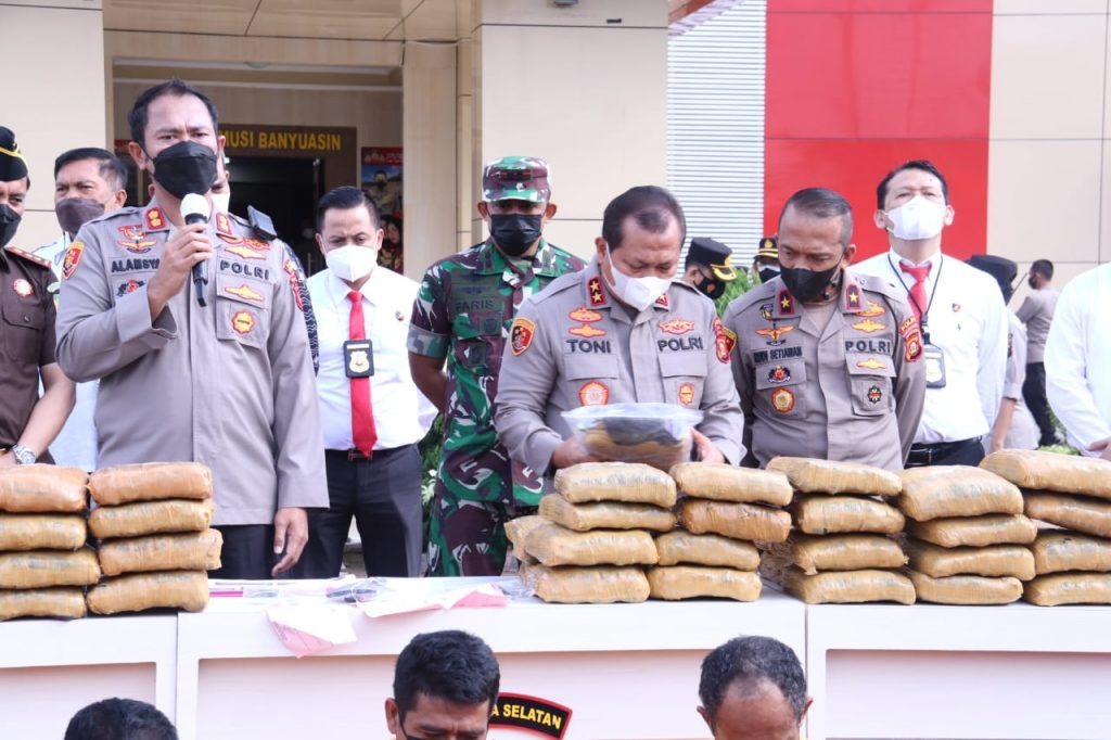 kapolda sumsel di dampingi oleh kapolres muba gelar press release 100 kg ganja asal medan 17605