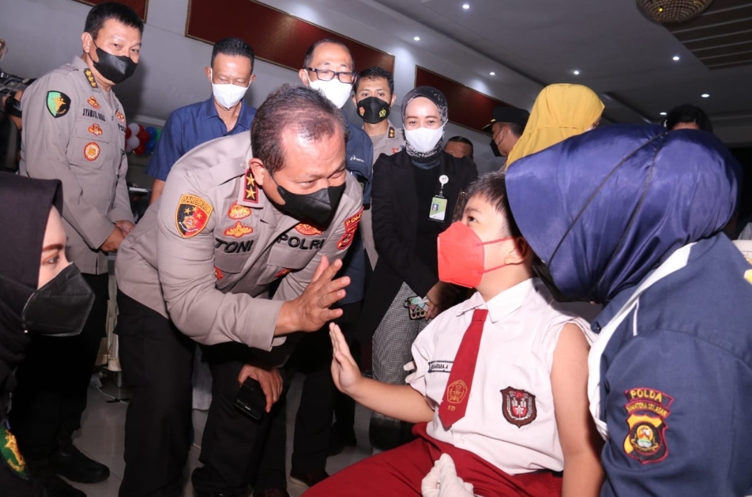 kapolda sumsel pantau pelaksanaan vaksinasi di palembang 22798