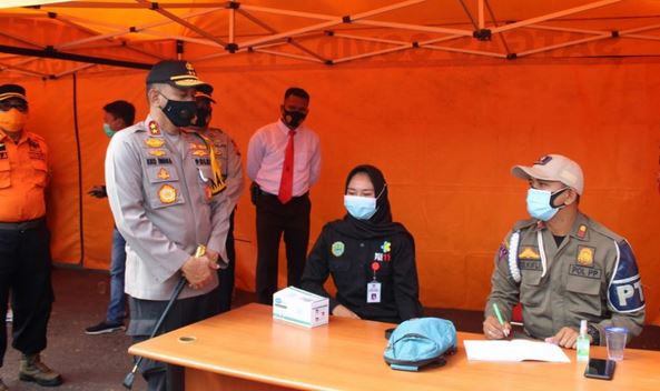 kapolda sumsel siap berikan sanksi kepada masyarakat yang tidak menggunakan masker 12893