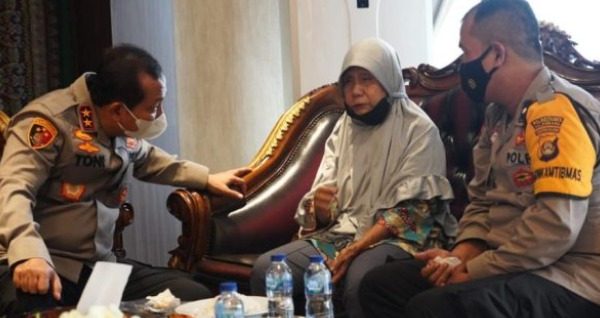 kapolda sumsel temui mak unah seorang lansia yang tak berkecukupan 22998
