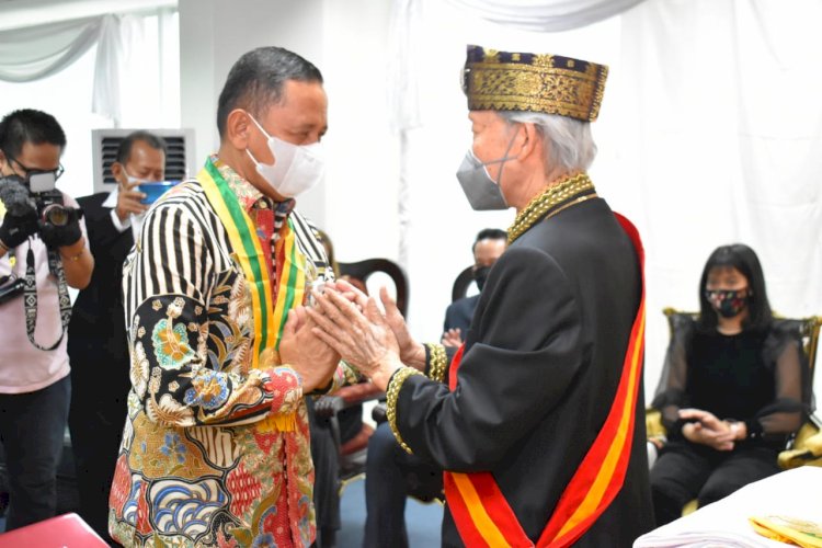 kapolda sumsel terima anugerah gelar kehormatan kerajaan suku lime 9316
