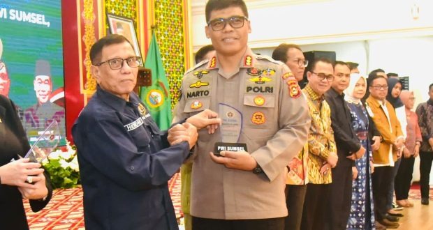 kapolda sumsel terima penghargaan polri peduli pers dari pwi sumsel 71827