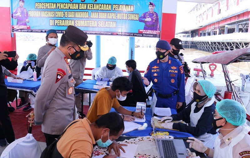 kapolda sumsel tinjau langsung vaksinasi terapung 29327