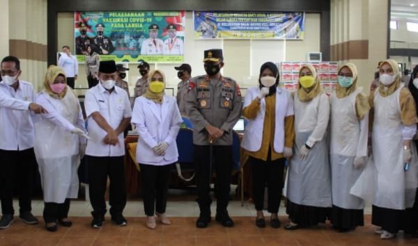 kapolda sumsel tinjau pelaksanaan vaksinasi covid 19 untuk lansia di gedung dharma wanita muba 31198