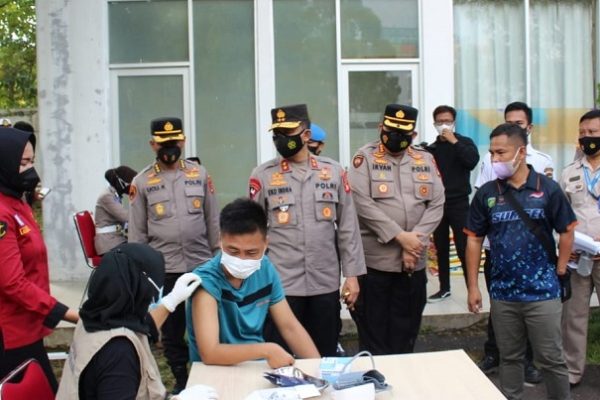 kapolda sumsel tinjau pelaksanaan vaksinasi di wisma atlet palembang 26716