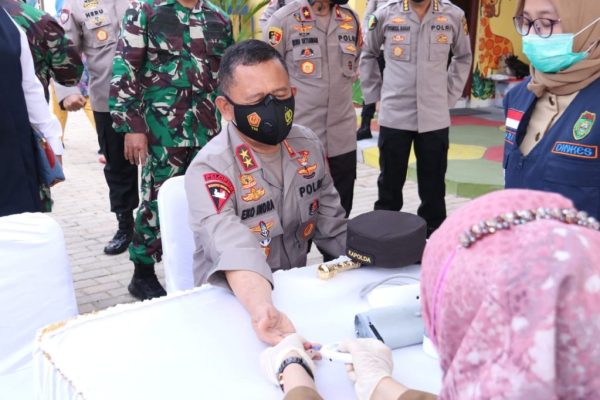 kapolda sumsel tinjau pelaksanaan vaksinasi massal 28821