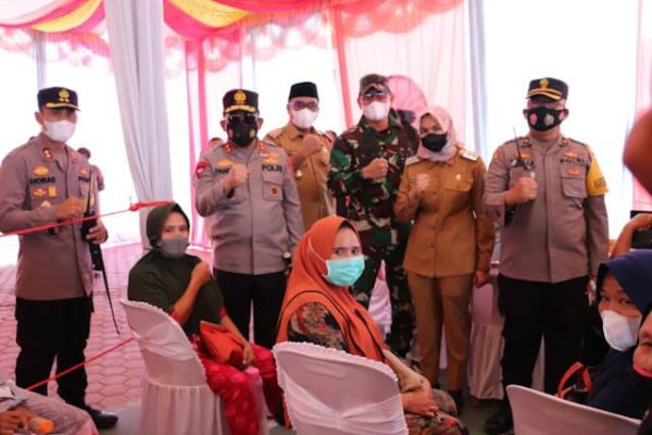 kapolda sumut bersama pangdam i bb tinjau vaksinasi massal di man 3 siabu 27318