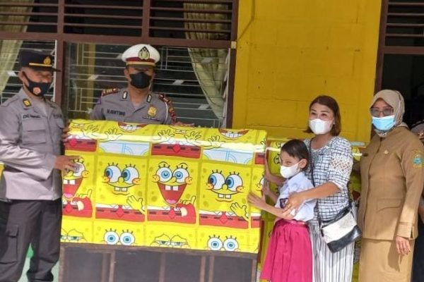 kapolda sumut fulfills disabled child wish 44734
