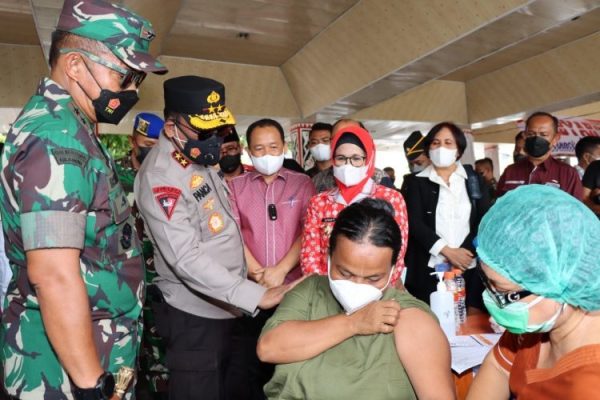kapolda sumut pantau langsung gebyar vaksinasi booster di pematangsiantar 17900