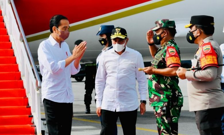 kapolda sumut sambut kedatangan presiden ri di bandara internasional silangit 23149