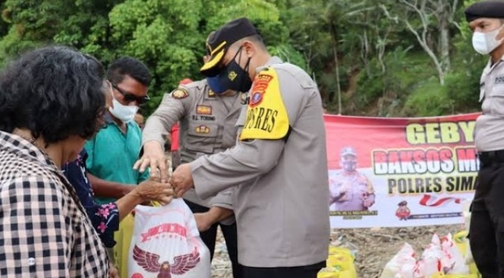 kapolda sumut serahkan bansos bagi warga korban longsor di simalungun 9721