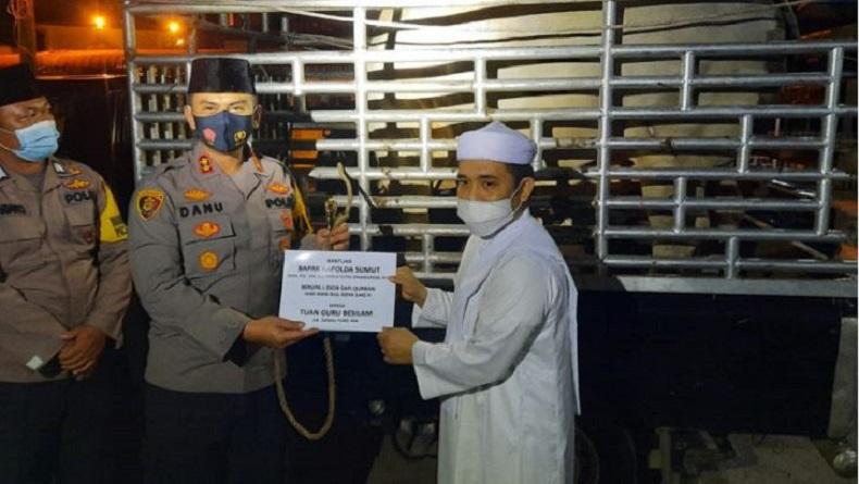 kapolda sumut serahkan sapi kurban hampir 1 ton kepada warga babussalam 26414