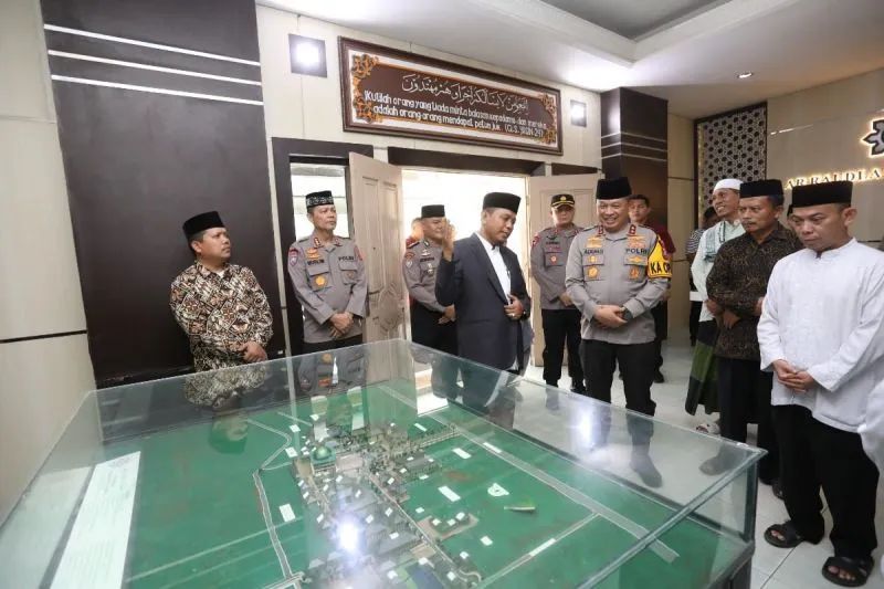 kapolda sumut silaturahmi ke pondok pesantren ar raudhlatul hasanah 72379