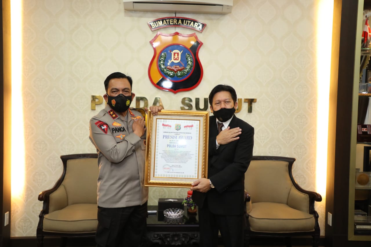kapolda sumut terima penghargaan dari lemkapi 36972