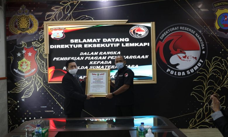 kapolda sumut terima piagam penghargaan trust award dari lemkapi 33124
