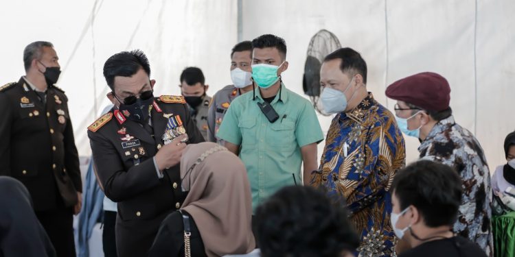 kapolda sumut tinjau pelaksanaan vaksinasi mahasiswa di umsu 24505